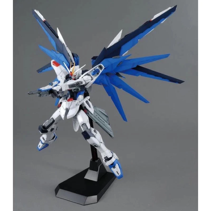 Bandai 1/100 MG FREEDOM GUNDAM Ver.2.0 14 Bandai 1/100 MG FREEDOM GUNDAM Ver.2.0 - Image 12