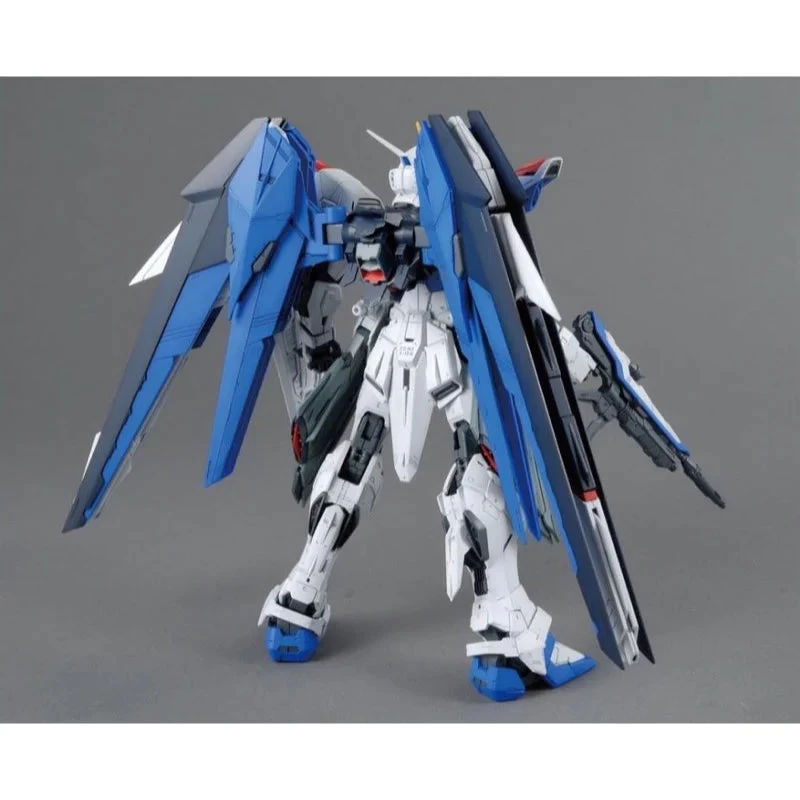 Bandai 1/100 MG FREEDOM GUNDAM Ver.2.0 6 Bandai 1/100 MG FREEDOM GUNDAM Ver.2.0 - Image 4