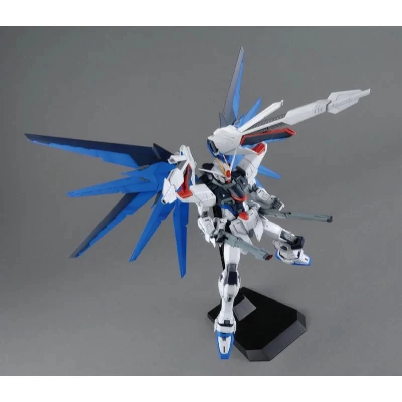 Bandai 1/100 MG FREEDOM GUNDAM Ver.2.0 7 Bandai 1/100 MG FREEDOM GUNDAM Ver.2.0 - Image 5