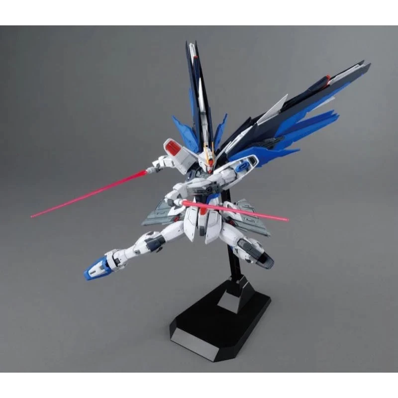 Bandai 1/100 MG FREEDOM GUNDAM Ver.2.0 9 Bandai 1/100 MG FREEDOM GUNDAM Ver.2.0 - Image 7