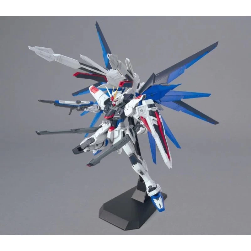 Bandai 1/100 MG FREEDOM GUNDAM Ver.2.0 10 Bandai 1/100 MG FREEDOM GUNDAM Ver.2.0 - Image 8