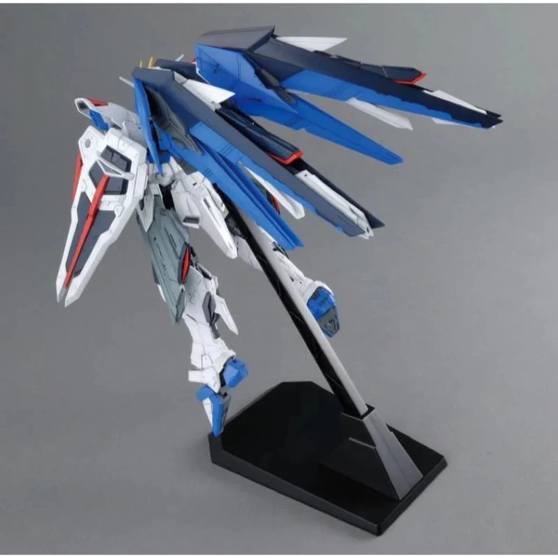 Bandai 1/100 MG FREEDOM GUNDAM Ver.2.0 11 Bandai 1/100 MG FREEDOM GUNDAM Ver.2.0 - Image 9
