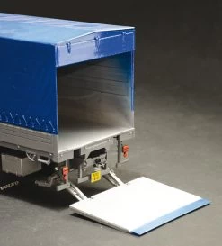 Italeri 1/24 Volvo F16 Globetrotter Canvas With Elevator -Toy Model Shop IT3945S 3